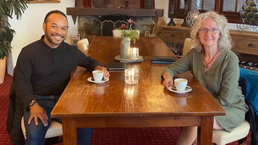 Miguel Ririhena en Bieneke Nienhuis drinken koffie