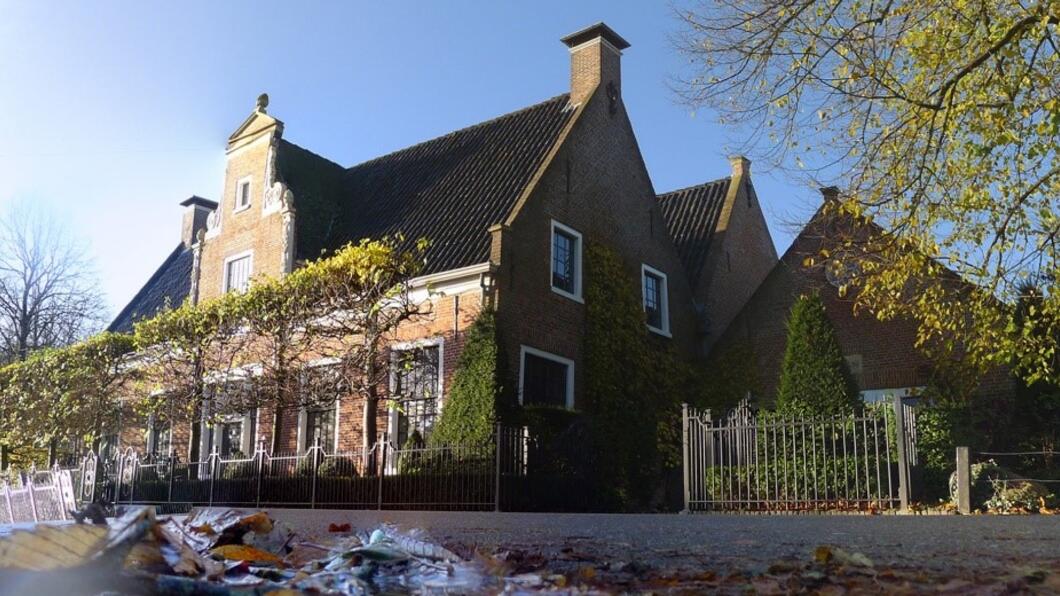 foto centrum eelde, historisch pand staat centraal, wat straatvuil op de voorgrond