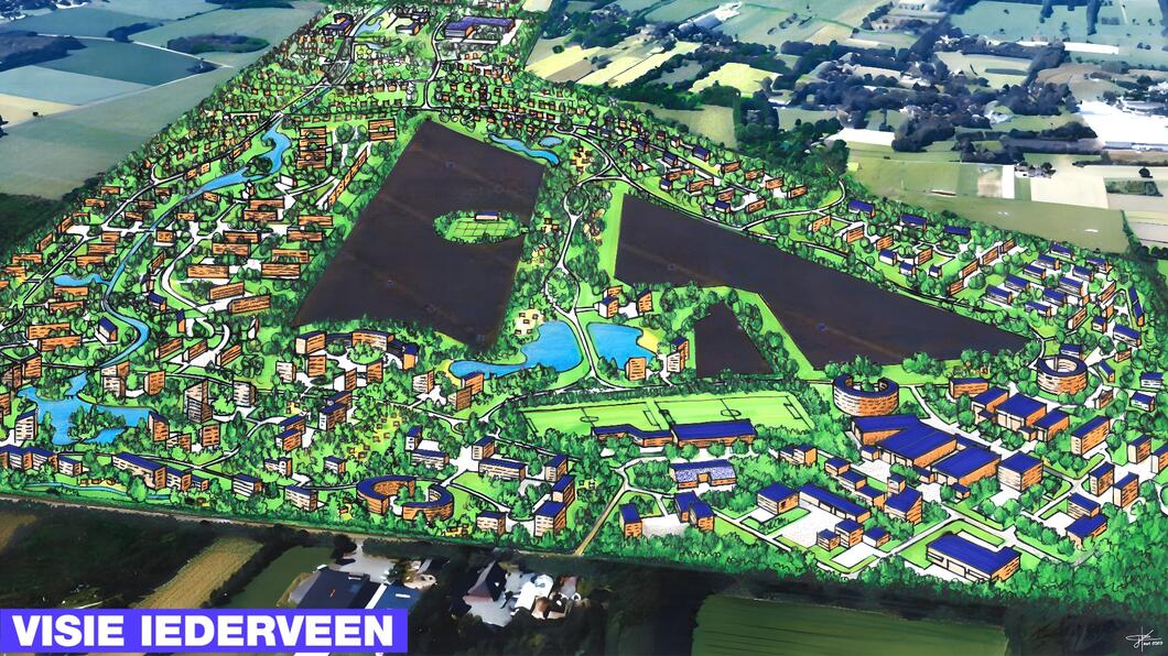 Vogelvluchtafbeelding van Iederveen. Veel natuur te zien met enkele huizen en in het midden een zwart zonnepanelenpark 