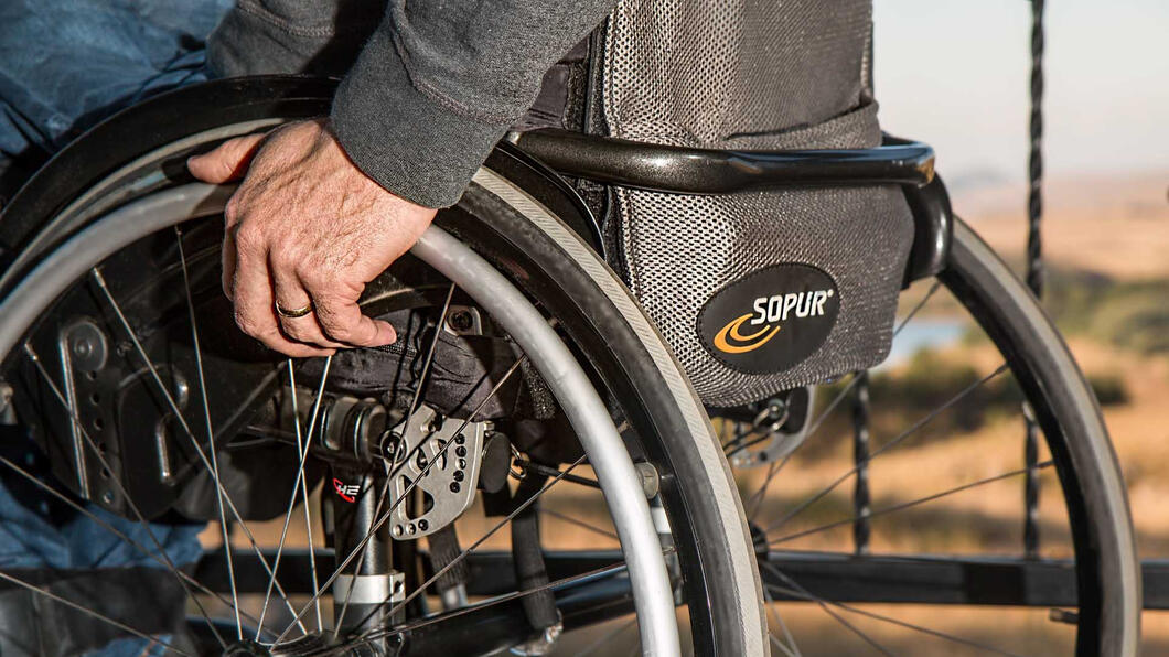 Man in handbewogen rolstoel