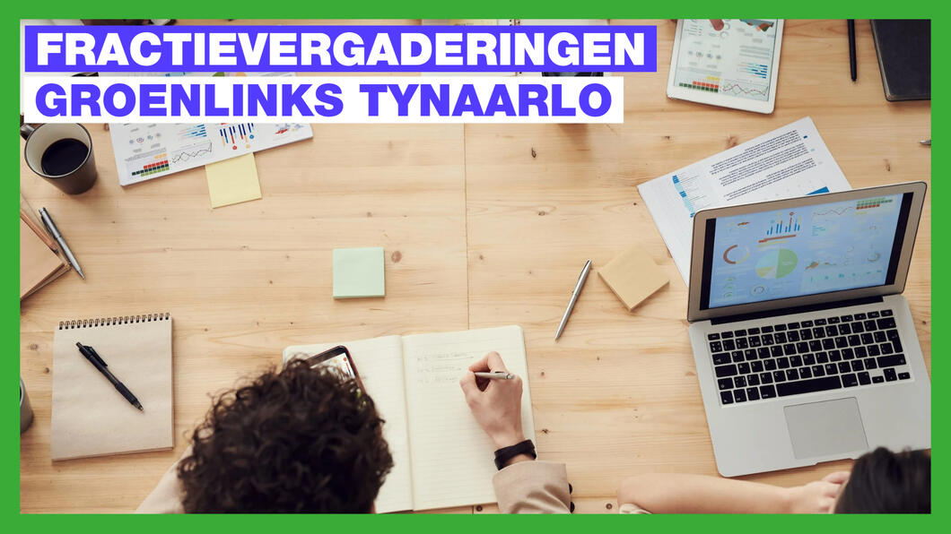Houten vergadertafel met laptop, schriften, pennen en koffie. Om de foto zit een groen kader met daarin paars / witte letters