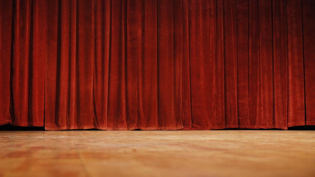 Theater met rood gordijn
