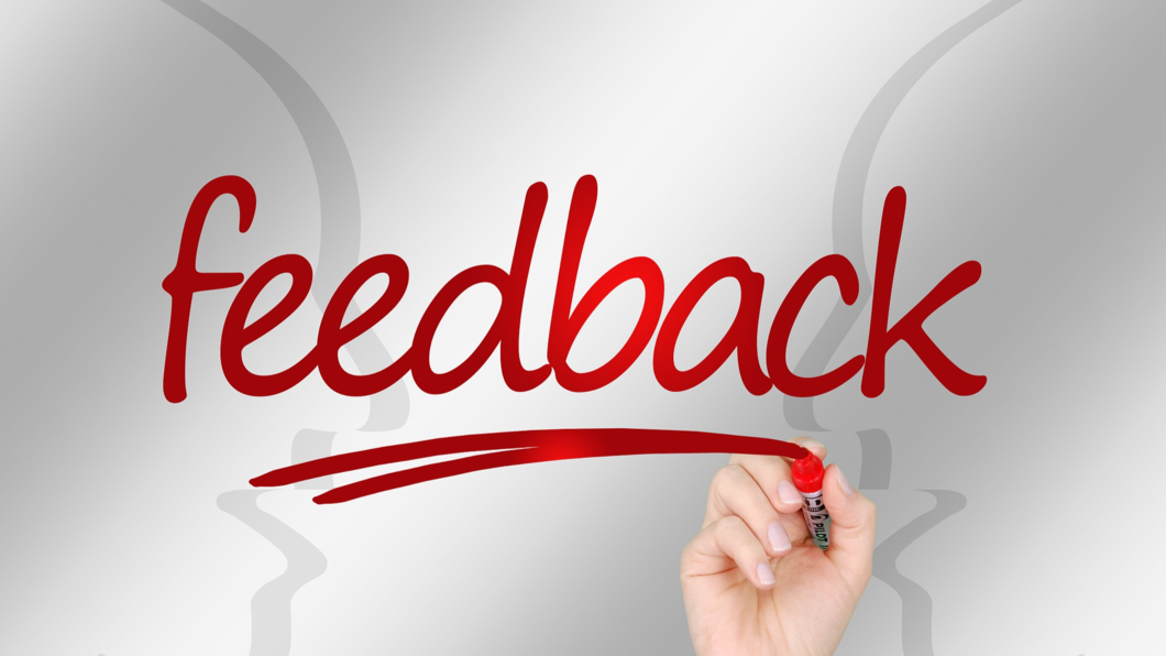 'Feedback' plaatje. Rode letters met grijze achtergrond