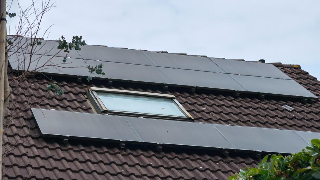 Zonnepanelen op het dak van een woning