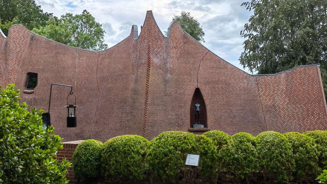 Museum de Buitenplaats. Een stenen museum met wat groen ervoor
