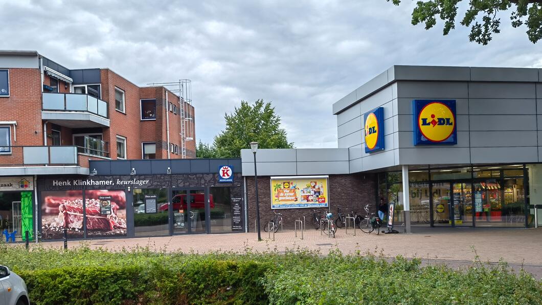 Centrum van Eelde. Op de foto is de Liddl, een keurslager en een dierenspeciaalzaak te zien