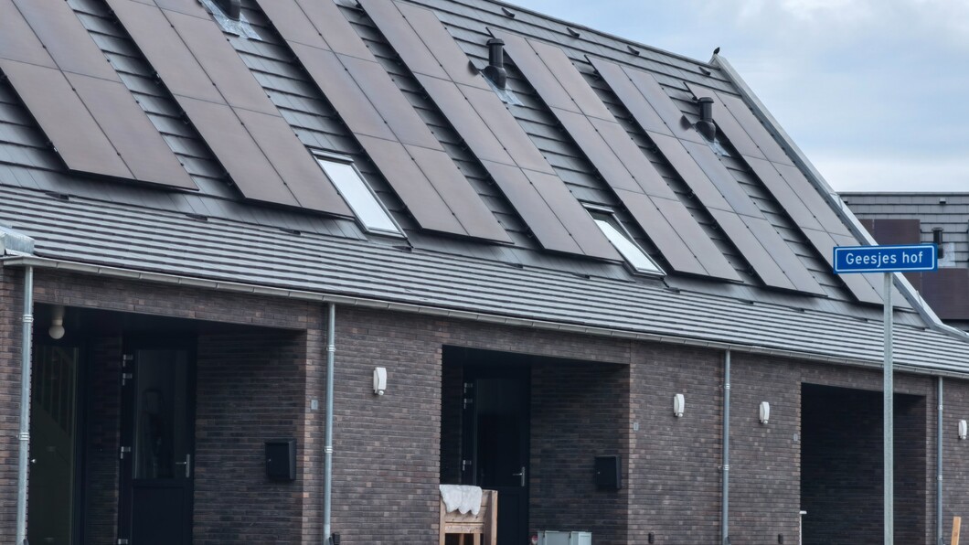 Geesjes hof. Woningen met daarop zonnepanelen