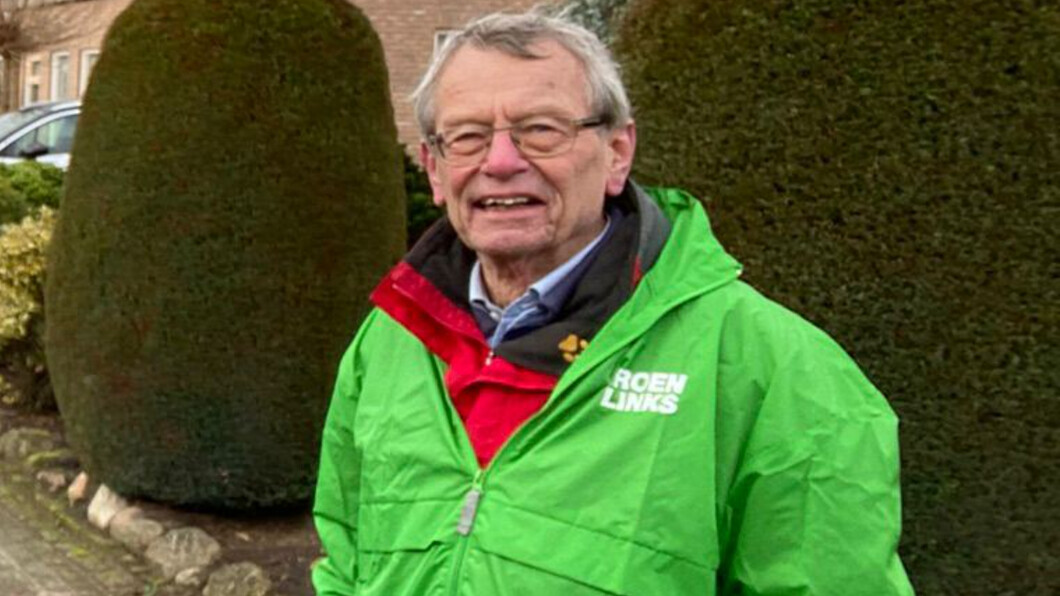Ons voormalig bestuurslid Jan, in een groene GroenLinks jas 
