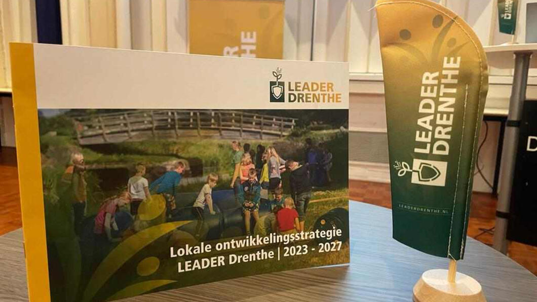 Een tafel met daarop informatie van LEADER