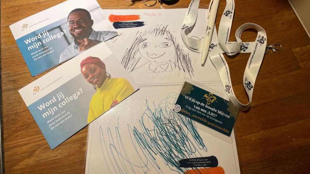 Een setje papierwerk met een kindertekening