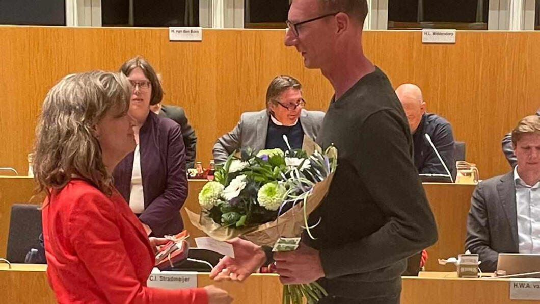 Gea Bijkerk feliciteert Evert van de Klundert met zijn benoeming