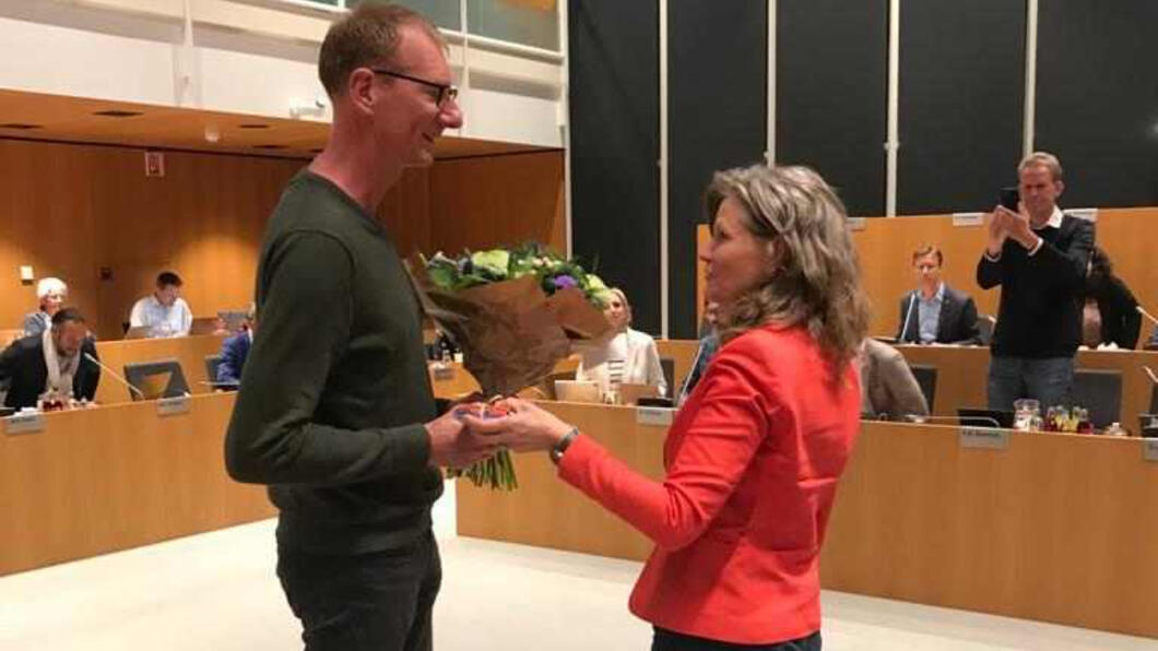 Gea Bijkerk feliciteert Evert van de Klundert met zijn benoeming