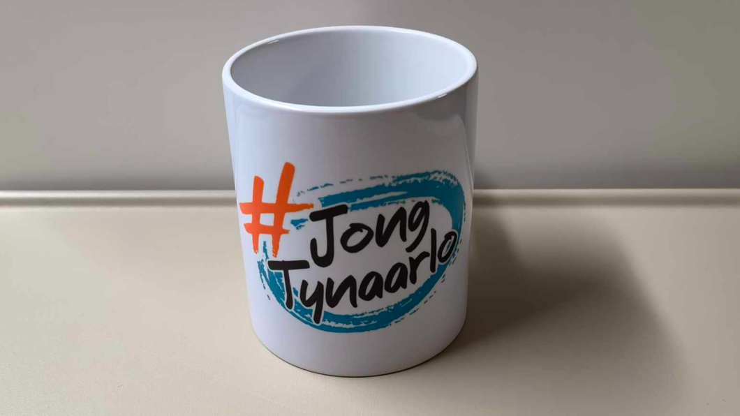 Een witte beker met daarop de opdruk van JongTynaarlo