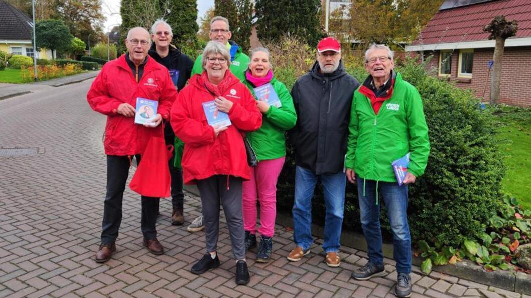 Campagne in Vries. Het gezamenlijke campagneteam van PvdA / GroenLinks in rode en groene jasjes