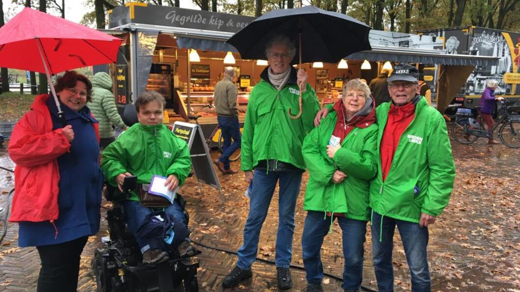Flyeren op de markt in Zuidlaren. Onze vrijwilligers in rode en groene jasjes stonden op de markt
