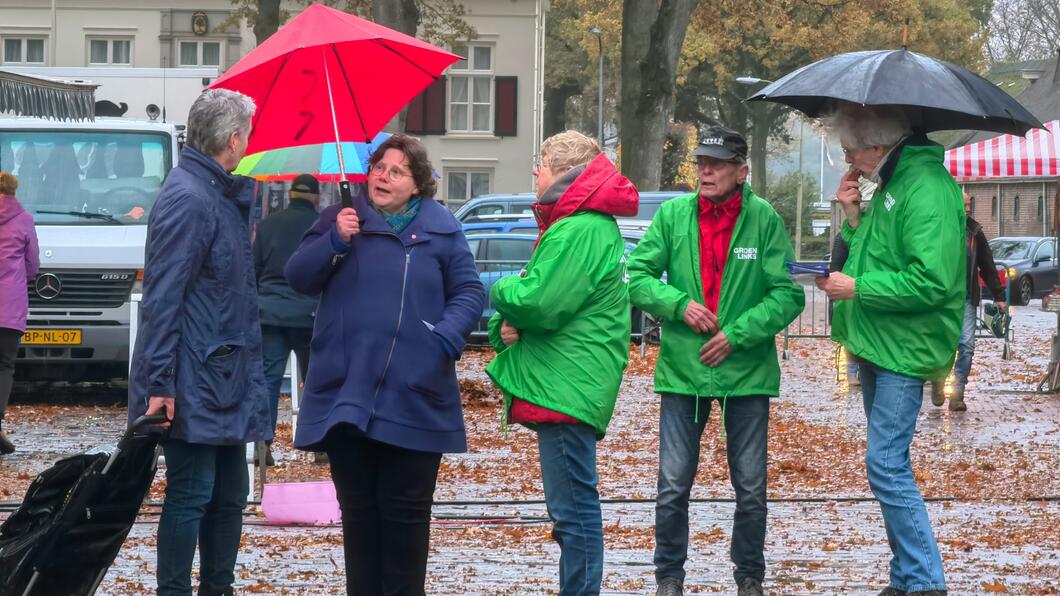 Flyeren op de markt in Zuidlaren. Onze vrijwilligers in rode en groene jasjes stonden op de markt