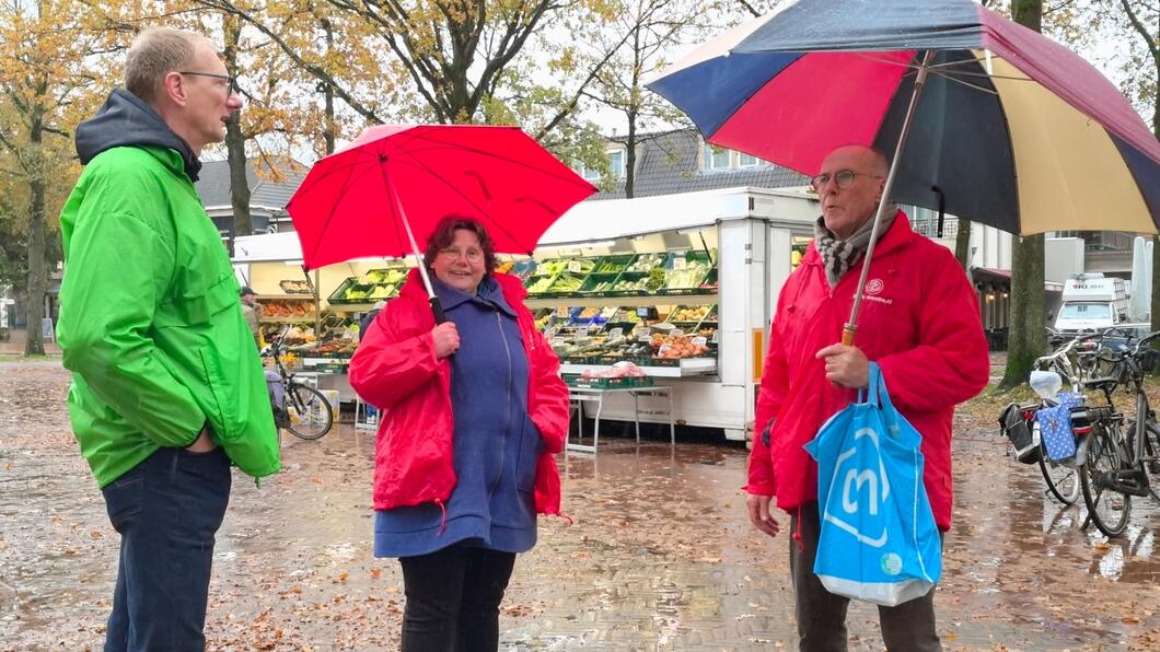 Flyeren op de markt in Zuidlaren. Onze vrijwilligers in rode en groene jasjes stonden op de markt