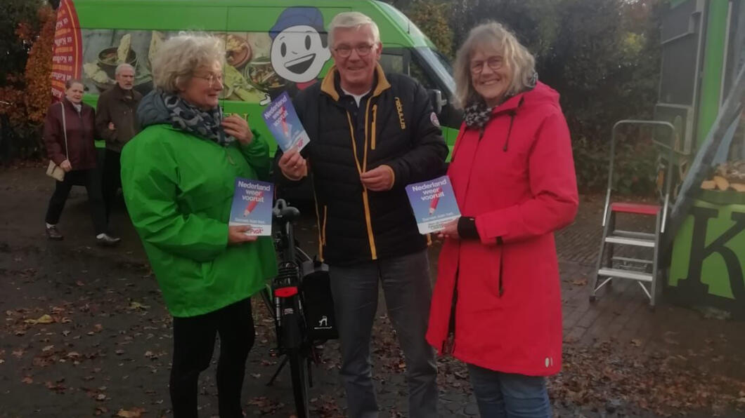 Flyeren op de markt in Eelde. Onze vrijwilligers in rode en groene jasjes stonden op de markt