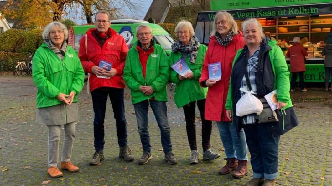 Flyeren op de markt in Zuidlaren. Onze vrijwilligers in rode en groene jasjes stonden op de markt