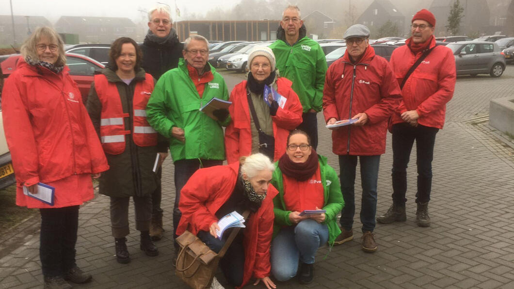Ons campagneteam in actie in Eelde. Met rood en groene jassen gingen wij de wijken in om te flyeren
