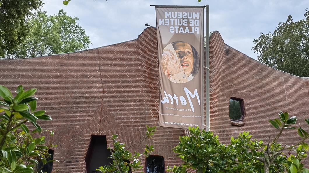 Museum de Buitenplaats in Eelde. Een rood-stenen museum met een vlag ervoor