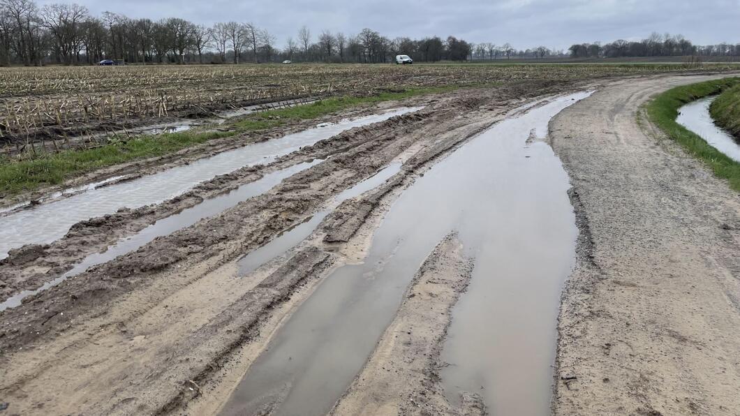 Kapotgereden zandwegen in Donderen. Een zandweg waar water blijft staan