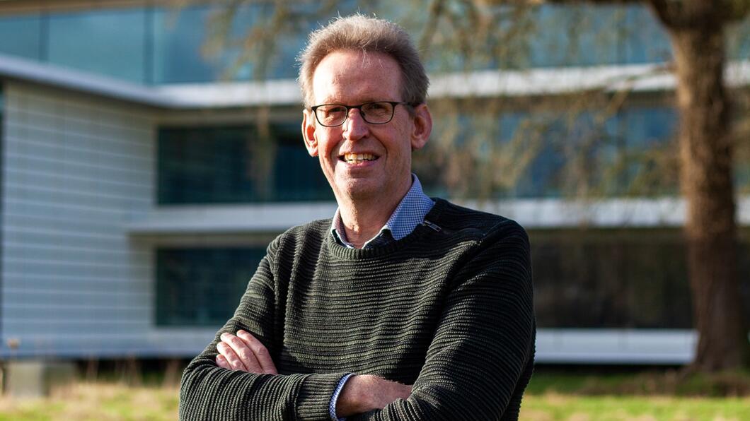 Arie Meerman, raadslid van GroenLinks, voor het gemeentehuis van Tynaarlo