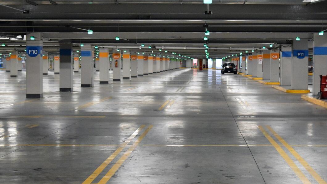 Een lege parkeergarage