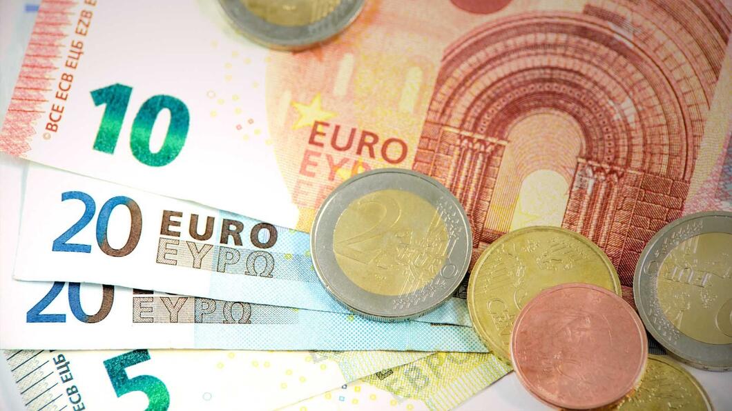 Een stapeltje van munt- en briefgeld