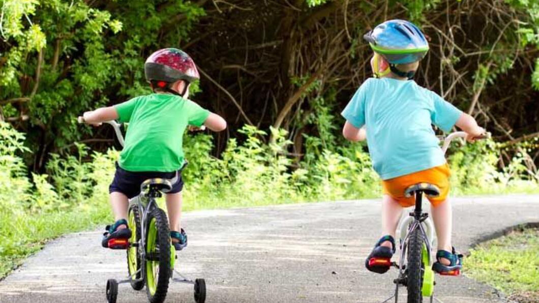 Twee jonge kinderen op een fiets