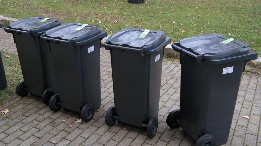 Grijze afvalcontainers