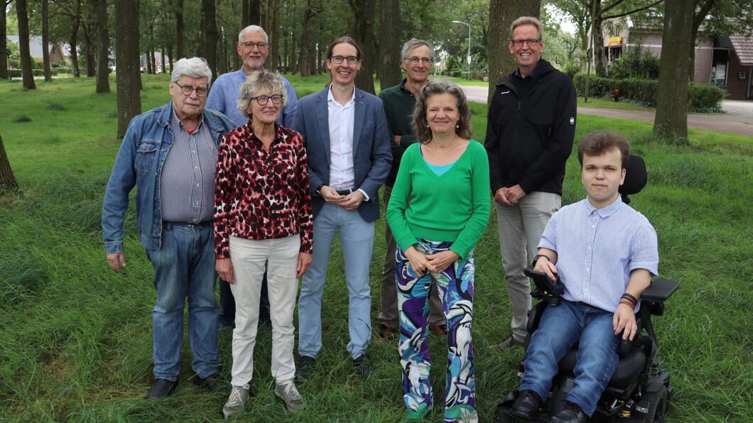 De fractie op de foto. Staande in het gras 