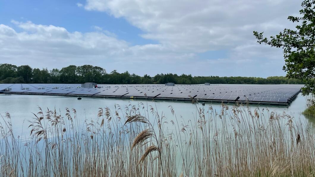 Een zonnepark op water