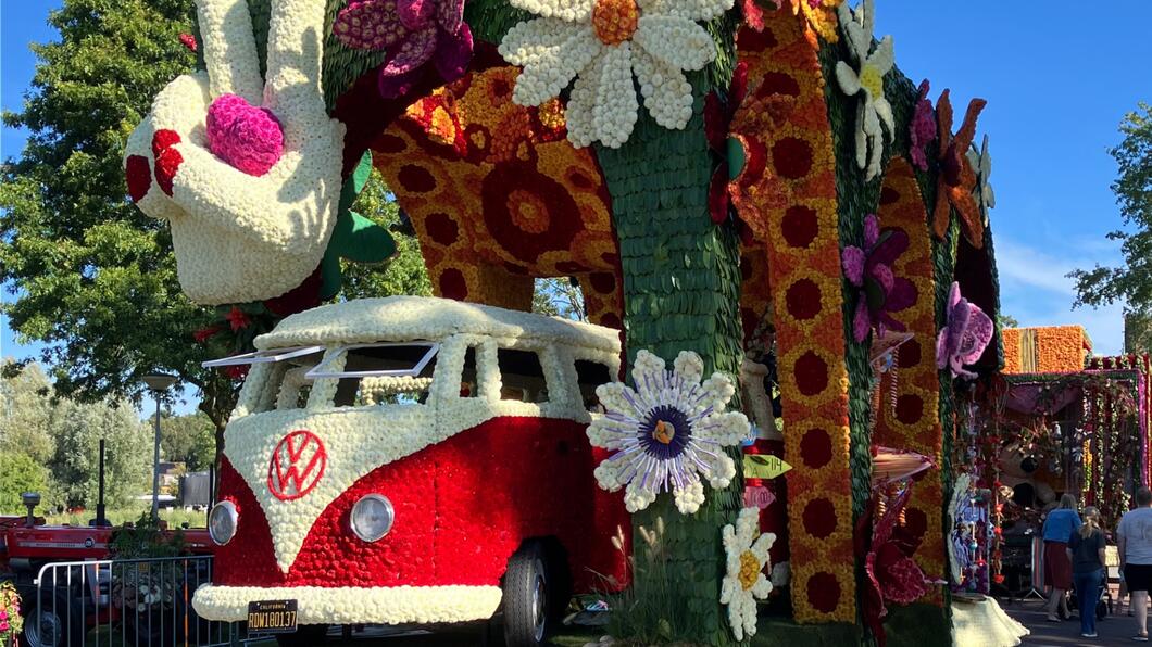 Een praalwagen bij de bloemencorso in Eelde