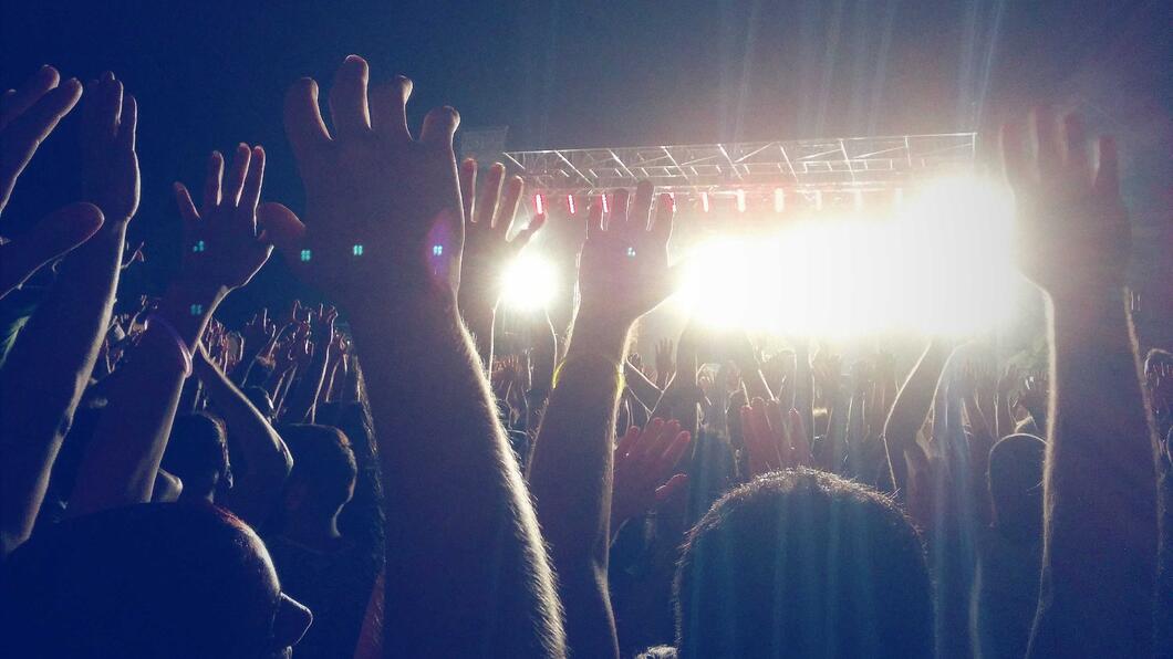 Ontmoeting, kunst en cultuur in de gemeente Tynaarlo. Opgestoken handen voor een concert