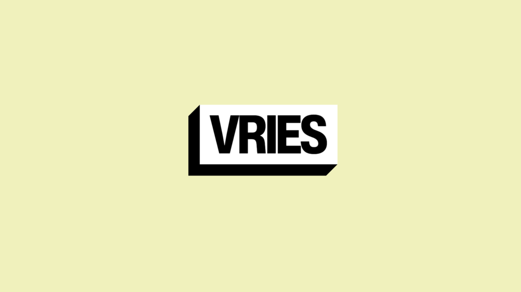 Gele achtergrond met daarop de naam van het dorpje Vries in Tynaarlo