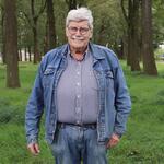 Fractielid Willem van der Meij draagt een blauw jasje en een blauwe blouse. Hij staat voor enkele bomen en op gras