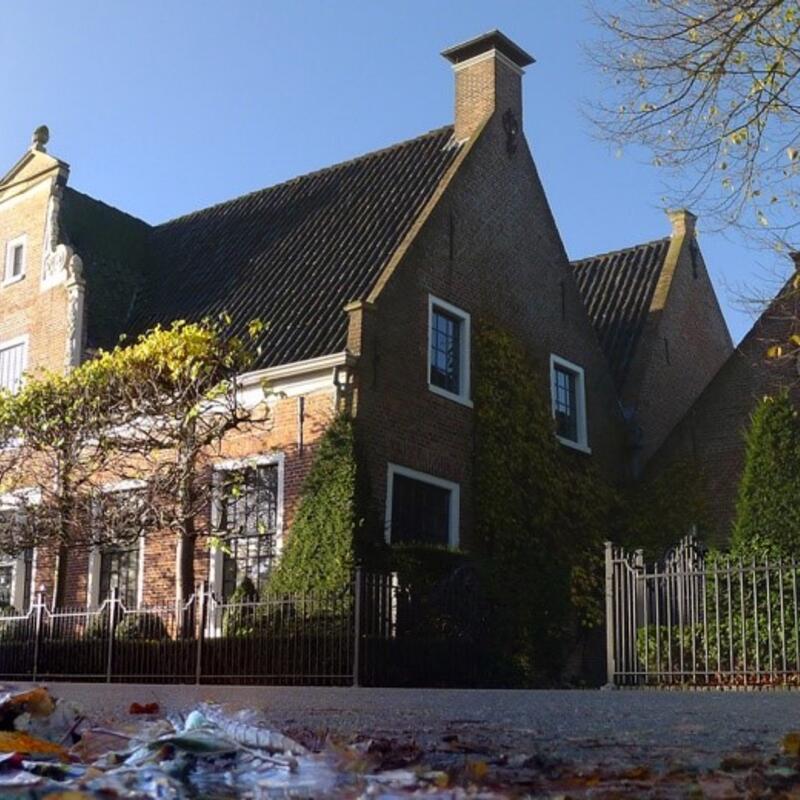 foto centrum eelde, historisch pand staat centraal, wat straatvuil op de voorgrond