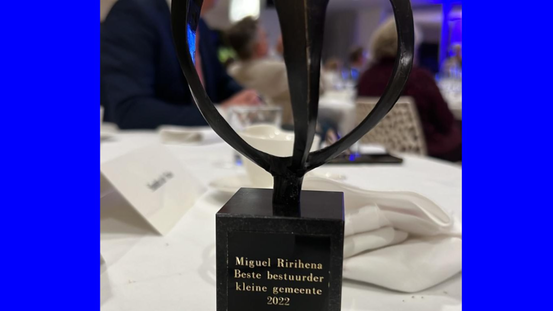 Op de foto staat de prijs voor beste bestuurder afgebeeld. Een beeld met 3 mensen die verbonden zijn met elkaar.