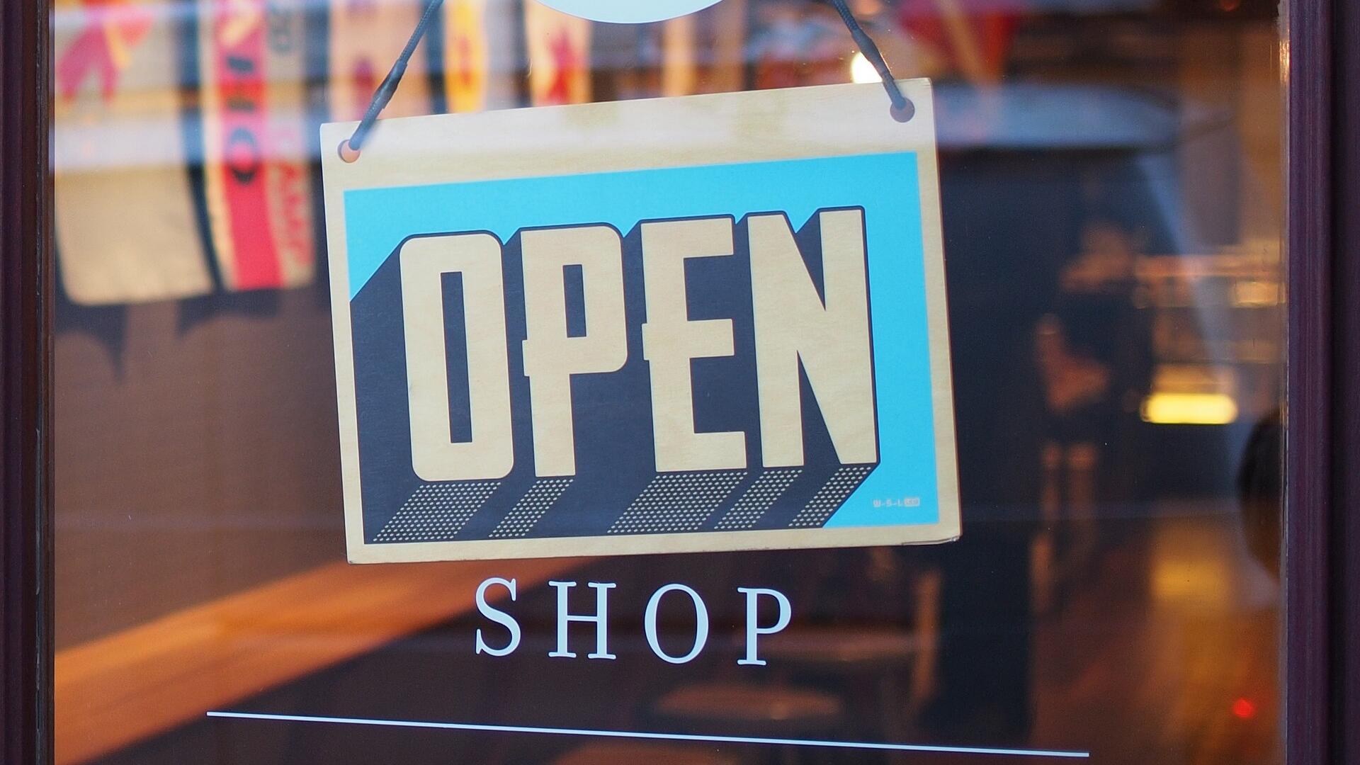 Blauw 'Open' bordje voor een winkel
