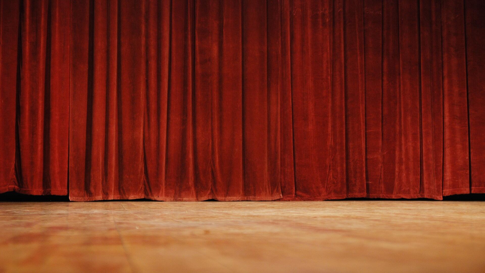 Theater met rood gordijn