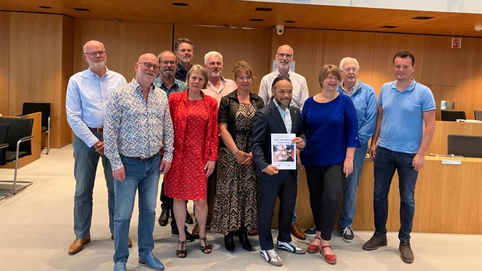 Onze wethouder Miguel Ririhena, samen met vele andere mensen. Miguel houdt hier het nieuwe convenant vast