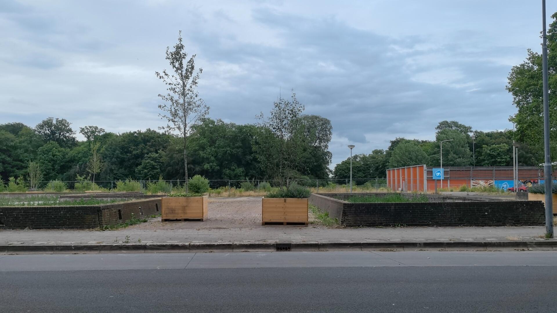 PBH voorterrein. Op de foto is wat natuur te zien, een Albert Heijn en een bouwwerf 