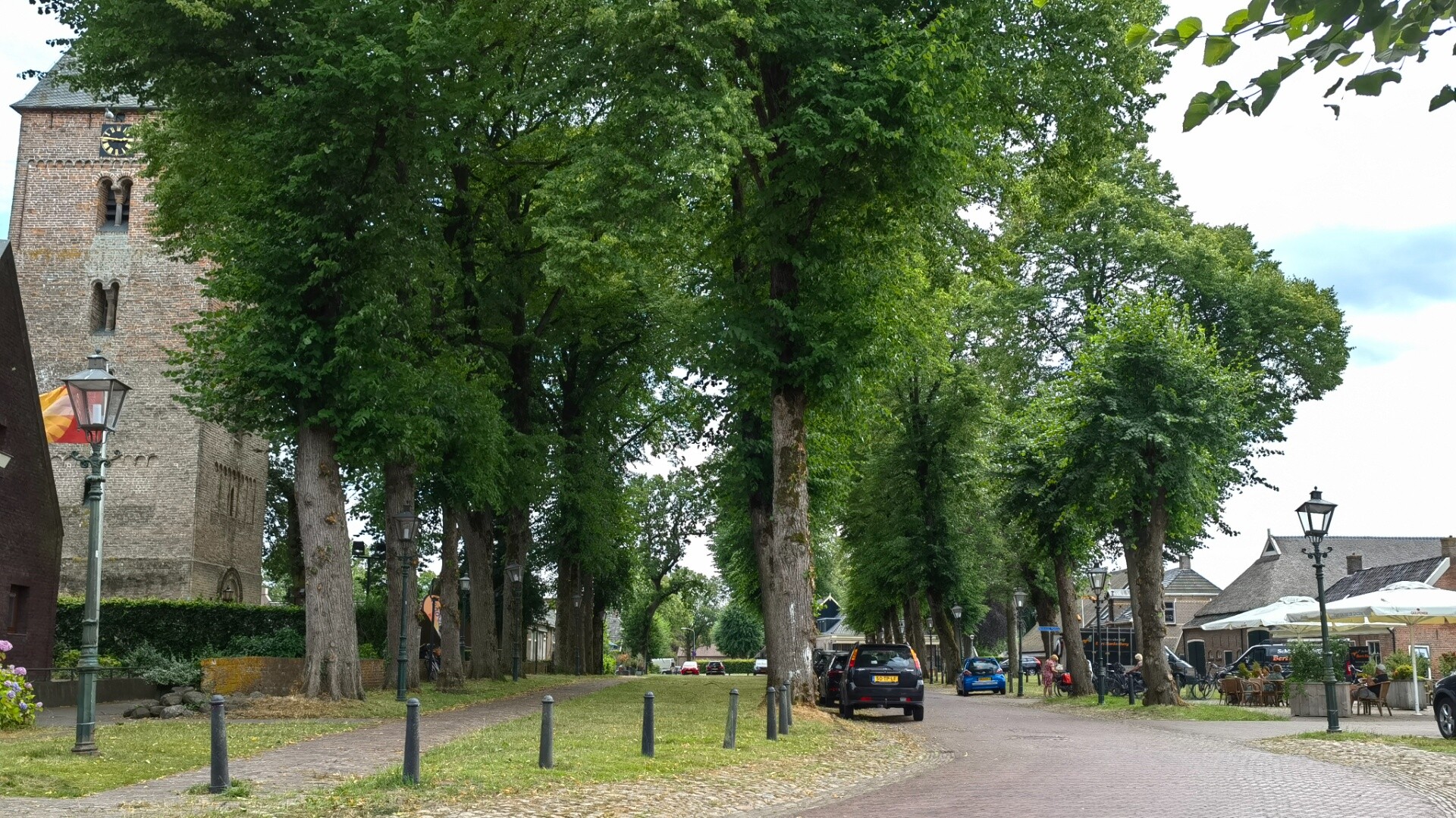 De Brink van Vries. Links op de foto staat de kerk van Vries