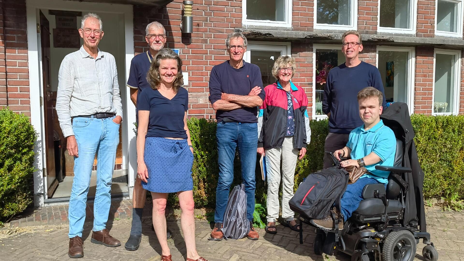 De fractie bij elkaar. We staan voor de Melkfabriek in Bunne