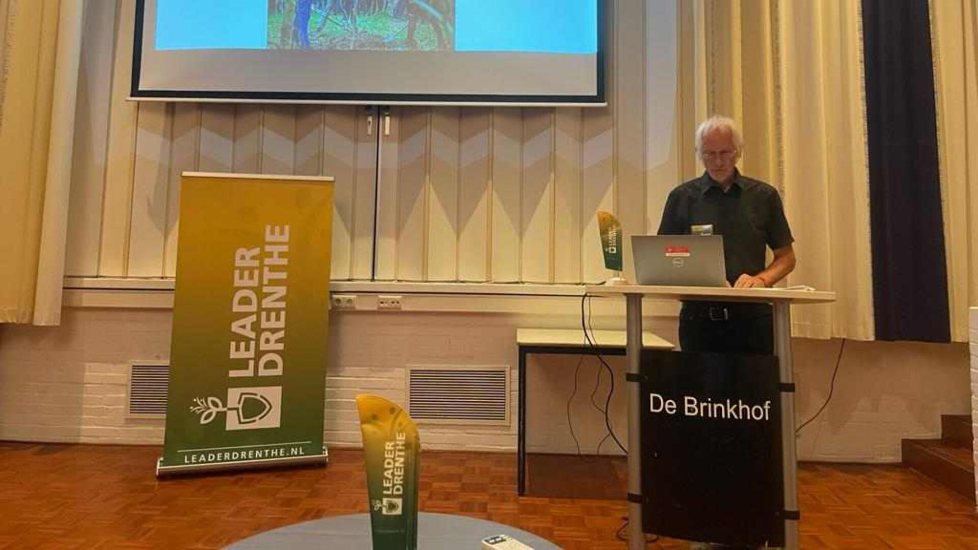 Een meneer aan het woord bij de Leader in Norg 