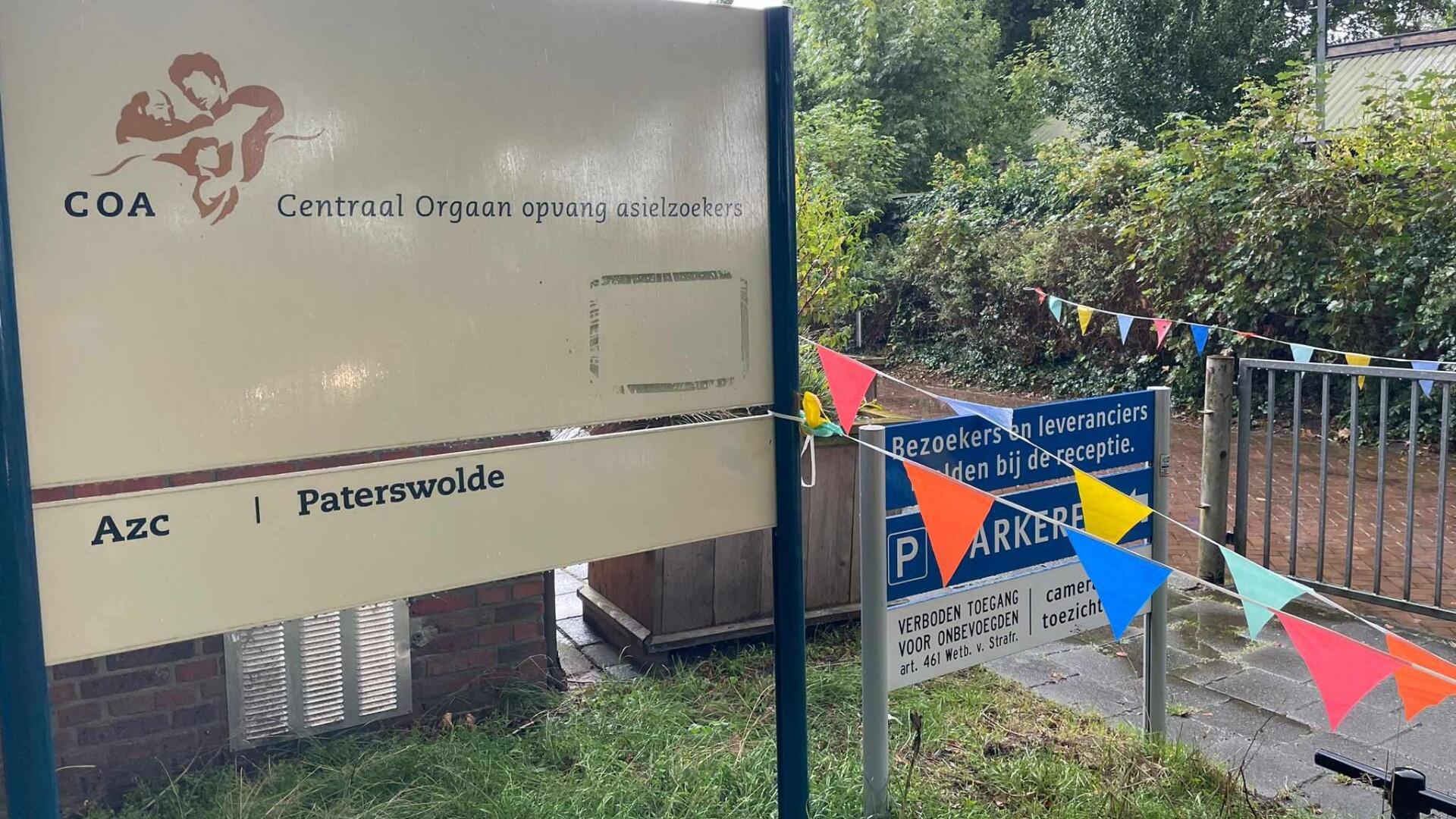 Het bord van het COA, met daaraan vrolijke vlaggetjes in verschillende kleuren