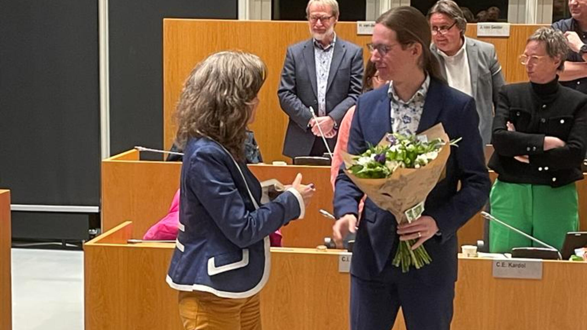Gea Bijkerk feliciteert Hans Kuipers met zijn benoeming