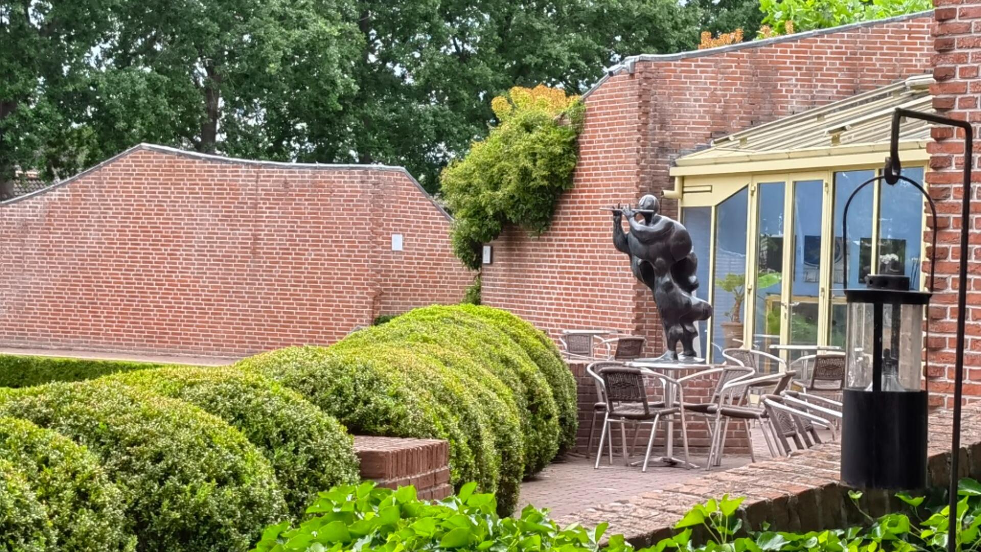 Museum de Buitenplaats. Een museum met roodbruine stenen, en wat natuur
