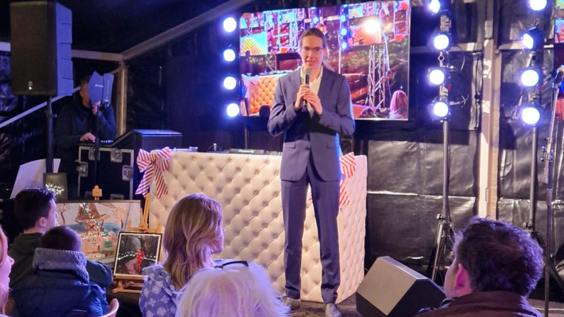 Hans Kuipers in gesprek bij Het Glazen Huis in Eelde